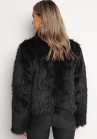 Born2be - Czarna Kurtka z Futerka Ozdobiona Rzędem Guzików w Stylu Retro Sirelanie. Typ kołnierza: kołnierzyk klasyczny. Kolor: czarny. Materiał: futro. Wzór: aplikacja. Styl: retro #7