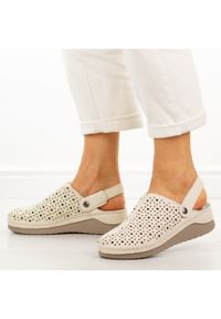 Beżowe klapki damskie na koturnie Vinceza 85206. Okazja: na co dzień. Kolor: beżowy. Materiał: skóra. Sezon: wiosna, lato. Obcas: na koturnie. Styl: elegancki, casual #1