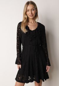 Born2be - Czarna Koronkowa Sukienka z Cienkim Paskiem i Rozkloszowanymi Rękawami Jovaila. Okazja: na co dzień. Typ kołnierza: kołnierz z falbankami. Kolor: czarny. Materiał: koronka. Długość rękawa: na ramiączkach. Wzór: koronka. Typ sukienki: rozkloszowane. Styl: casual, klasyczny #1