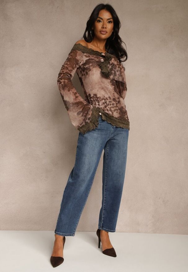 Renee - Niebieskie Jeansy Mom Fit High Waist Zdobione Aplikacją z Serduszkiem Nalendia. Okazja: na co dzień. Stan: podwyższony. Kolor: niebieski. Wzór: aplikacja. Styl: elegancki, casual