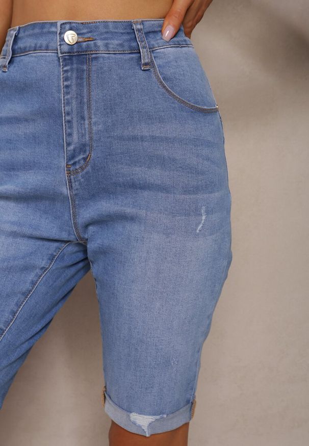 Renee - Niebieskie Szorty Jeansowe Przylegające o Długości do Kolan Namsina. Kolor: niebieski. Materiał: jeans. Długość: do kolan. Styl: klasyczny, elegancki