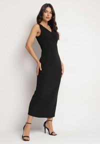 Born2be - Czarna Dopasowana Sukienka z Wiskozą Ozdobiona Marszczeniem Siloria. Okazja: na co dzień. Typ kołnierza: dekolt w kształcie V. Kolor: czarny. Materiał: wiskoza. Wzór: aplikacja. Sezon: lato. Typ sukienki: proste. Styl: casual, elegancki #4