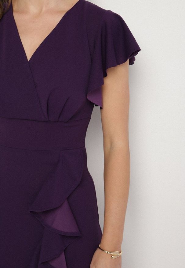 Born2be - Fioletowa Dopasowana Sukienka z Kopertowym Dekoltem i Falbankami Leolani. Okazja: na co dzień. Typ kołnierza: kołnierz z falbankami. Kolor: fioletowy. Materiał: tkanina, jeans. Sezon: lato. Typ sukienki: kopertowe. Styl: casual, klasyczny