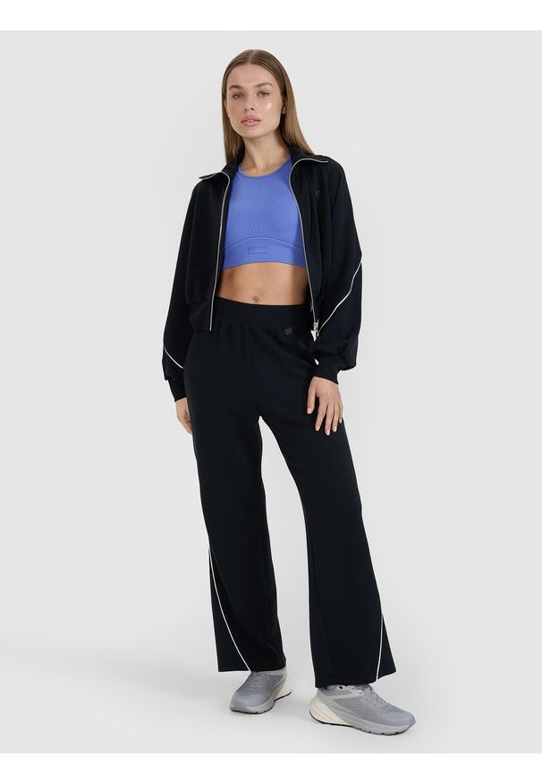 4f - 4F Bluza dresowa rozpinana baz kaptura damska 4F x Anna Lewandowska - czarna S. Okazja: na co dzień. Typ kołnierza: bez kaptura, kołnierzyk stójkowy. Kolor: czarny. Materiał: dresówka. Długość rękawa: raglanowy rękaw. Wzór: gładki, ze splotem. Styl: sportowy, klasyczny, casual