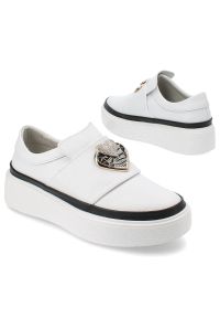 Białe Sneakersy Artiker Stylowe Wsuwane Obuwie Damskie. Zapięcie: bez zapięcia. Kolor: biały. Materiał: guma, skóra. Wzór: geometria, aplikacja
