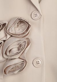 Renee - Ciemnobeżowa Sukienka w Stylu Marynarki z Usztywnionymi Ramionami Ozdobiona Kwiatami 3D Nelorien. Okazja: na co dzień. Kolor: beżowy. Wzór: aplikacja, kwiaty. Styl: elegancki, casual #7