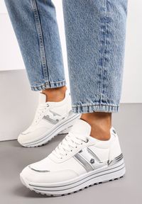 Renee - Białe Sneakersy z Dekoracyjnymi Wstawkami na Platformie w Paski Letorra. Zapięcie: pasek. Kolor: biały. Materiał: jeans. Wzór: paski. Obcas: na platformie #4