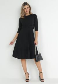 Born2be - Czarna Sukienka Plisowana z Paskiem Gonge. Okazja: na co dzień, na imprezę. Kolor: czarny. Typ sukienki: proste, dopasowane. Styl: klasyczny, elegancki, casual #4