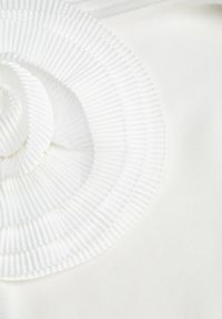 Born2be - Biała Asymetryczna Bluzka na Jedno Ramię z Aplikacją w Kształcie Kwiatu Liesara. Okazja: na co dzień. Kolor: biały. Materiał: jeans. Wzór: kwiaty, aplikacja. Styl: wizytowy, casual #8