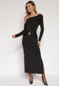 Born2be - Czarna Sukienka z Wiskozą Wywiniętym Dekoltem Marszczeniem i Metaliczną Ozdobą Reillea. Okazja: na co dzień. Kolor: czarny. Materiał: wiskoza. Wzór: aplikacja. Styl: klasyczny, casual, elegancki #1