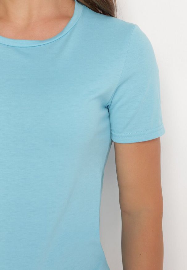 Born2be - Jasnoniebieski Gładki T-shirt z Krótkim Rękawem Elldora. Okazja: na co dzień. Kolor: niebieski. Materiał: jeans, bawełna. Długość rękawa: krótki rękaw. Długość: krótkie. Wzór: gładki. Styl: casual