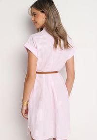 Born2be - Różowa Bawełniana Sukienka Koszulowa z Krótkim Rękawem i Paskiem w Talii Nulefia. Kolor: różowy. Materiał: bawełna. Długość rękawa: krótki rękaw. Typ sukienki: koszulowe. Styl: klasyczny, elegancki #4