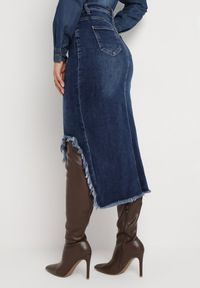 Born2be - Granatowa Jeansowa Spódnica z Rozcięciem i Postrzępioną Krawędzią Lavimena. Kolor: niebieski. Materiał: jeans #5