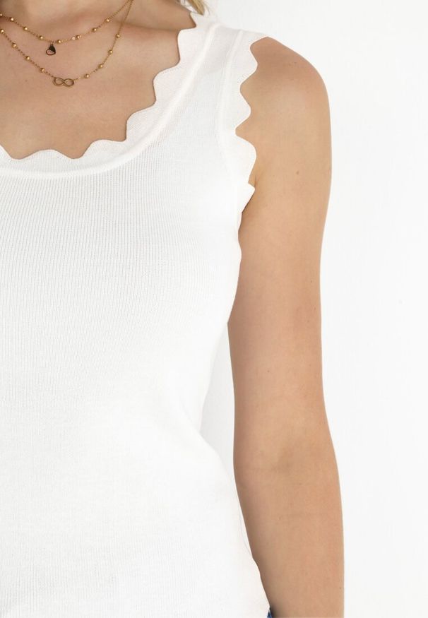 Born2be - Biały Top z Wiskozy z Pofalowanymi Krawędziami Zoenite. Kolor: biały. Materiał: wiskoza. Długość rękawa: na ramiączkach