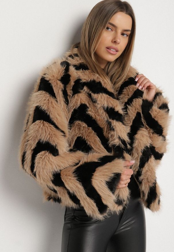 Born2be - Brązowo-Czarna Kurtka Typu Futerko w Paski Alinsse. Okazja: na studniówkę. Kolor: brązowy. Materiał: futro. Wzór: paski