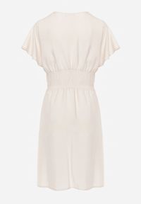 Renee - Beżowa Sukienka z Wiskozy Jadith. Okazja: na co dzień. Kolor: beżowy. Wzór: gładki. Typ sukienki: kopertowe. Materiał: wiskoza. Długość rękawa: krótki rękaw. Sezon: lato. Styl: casual. Długość: mini #7