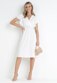 Born2be - Biała Sukienka z Kopertowym Dekoltem i Paskiem Sizue. Kolor: biały. Typ sukienki: kopertowe #4