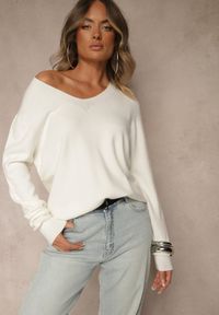 Renee - Biały Sweter z Wełną i Wiskozą z Trójkątnym Dekoltem Kaitte. Okazja: na co dzień. Kolor: biały. Materiał: wełna, wiskoza. Styl: casual, elegancki