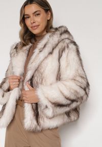 Born2be - Jasnobeżowa Futrzana Kurtka z Nieodpinanym Kapturem Tusarea. Kolor: beżowy. Materiał: futro. Styl: elegancki #2
