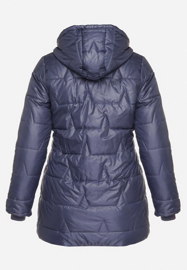 Born2be - Niebieska Pikowana Kurtka o Prostym Kroju z Kapturem Nileria. Okazja: na spotkanie biznesowe, do pracy, na co dzień. Typ kołnierza: kaptur. Kolekcja: plus size. Kolor: niebieski. Materiał: jeans, poliester, dzianina. Styl: biznesowy, casual