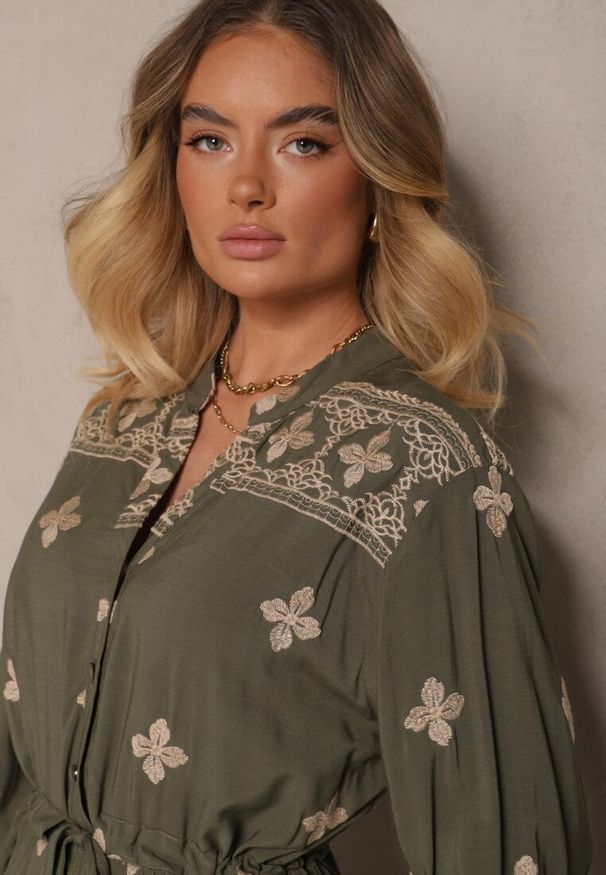 Renee - Ciemnozielona Sukienka z Bawełną Haftem i Sznurkiem w Pasie Zenlio. Okazja: na co dzień. Kolor: zielony. Materiał: bawełna. Wzór: haft. Styl: elegancki, casual, klasyczny