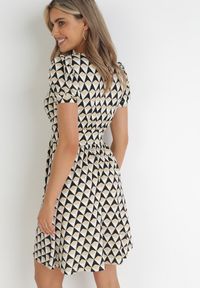 Born2be - Beżowa Kopertowa Sukienka Mini z Krótkim Rękawem i Głębokim Dekoltem Makepet. Okazja: na co dzień. Kolor: beżowy. Materiał: tkanina. Długość rękawa: krótki rękaw. Typ sukienki: kopertowe. Styl: casual. Długość: mini #5