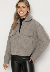 Born2be - Brązowa Pudełkowa Kurtka z Kołnierzykiem i Kieszeniami o Krótkim Fasonie Neliella. Okazja: na co dzień. Kolor: brązowy. Materiał: jeans. Długość: krótkie. Styl: casual, elegancki #6