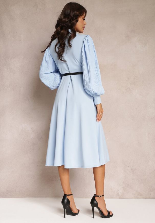 Renee - Jasnoniebieska Rozkloszowana Sukienka z Paskiem i Długim Rękawem Malaiyah. Typ kołnierza: dekolt kopertowy. Kolor: niebieski. Długość rękawa: długi rękaw. Wzór: aplikacja. Typ sukienki: kopertowe. Długość: midi