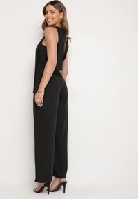 Born2be - Czarny Kombinezon Bez Rękawów z Ozdobnym Wiązaniem i Szerokimi Nogawkami Silarine. Okazja: na co dzień. Kolor: czarny. Materiał: jeans. Długość rękawa: bez rękawów. Styl: klasyczny, casual, elegancki, sportowy #7