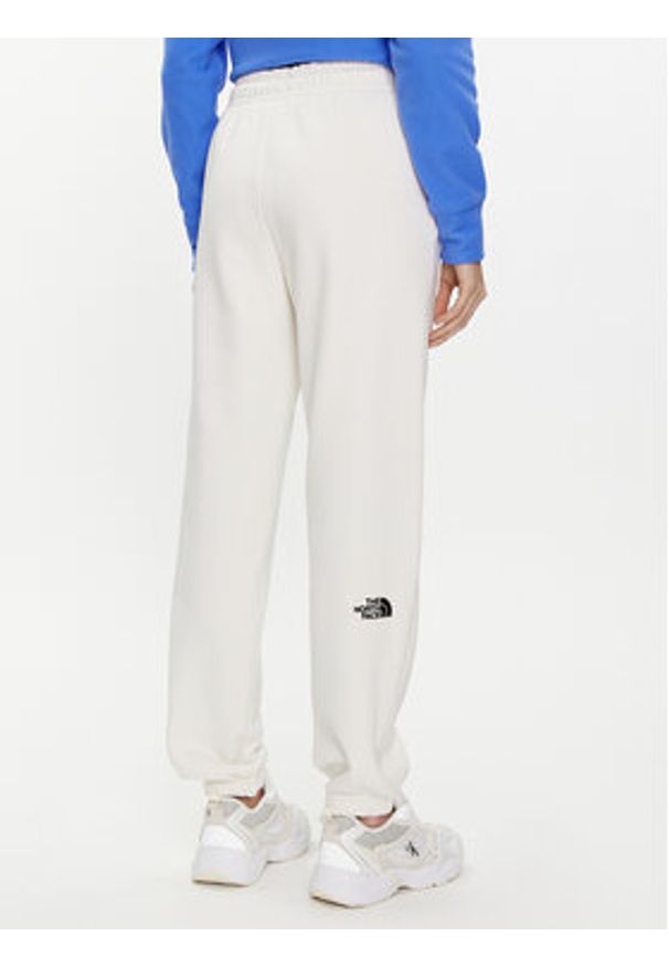 The North Face Spodnie dresowe Essential NF0A7ZJF Écru Relaxed Fit. Materiał: bawełna, syntetyk