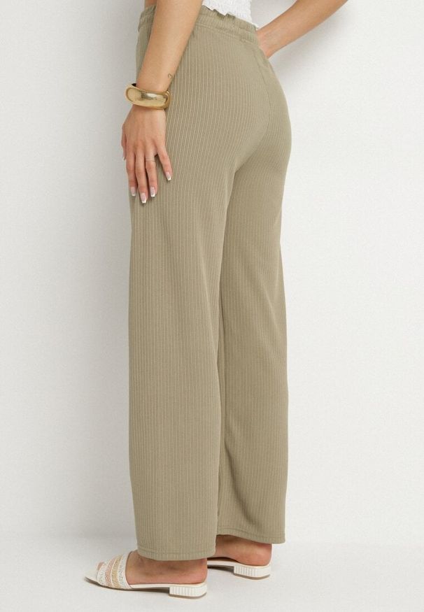 Born2be - Zielone Szerokie Spodnie z Wysokim Stanem Savirea. Okazja: na co dzień. Stan: podwyższony. Kolor: zielony. Wzór: aplikacja. Styl: casual