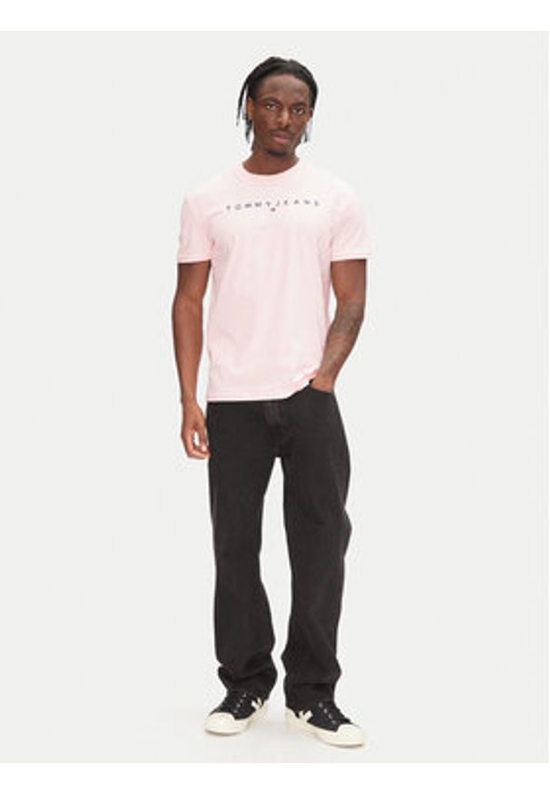 Tommy Jeans T-Shirt Linear Logo DM0DM20744 Różowy Regular Fit. Kolor: różowy. Materiał: bawełna