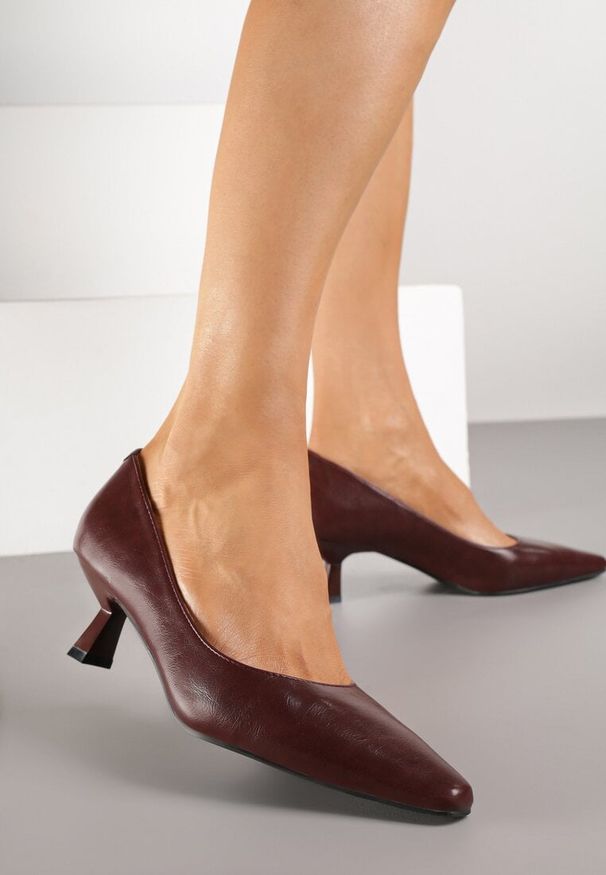 Renee - Bordowe Czółenka Vices na Kaczuszce ze Skórzaną Wkładką Elialie. Okazja: na co dzień. Kolor: czerwony. Materiał: skóra. Wzór: aplikacja. Obcas: na szpilce. Styl: casual, elegancki. Wysokość obcasa: średni