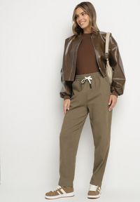 Born2be - Ciemnozielone Spodnie Bawełniane w Stylu Mom Fit ze Sznurkiem Adenelle. Okazja: na co dzień. Kolor: zielony. Materiał: bawełna. Styl: casual #2