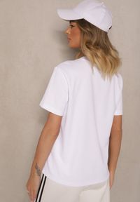 Renee - Biały T-shirt Basic z Małym Nadrukiem Tenmira. Okazja: na co dzień. Kolor: biały. Wzór: nadruk. Styl: casual #5