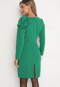 Born2be - Ciemnozielona Dopasowana Sukienka Koktajlowa Ozdobiona Kokardą i Rozcięciem na Linnaea. Okazja: na co dzień. Typ kołnierza: kokarda. Kolor: zielony. Wzór: aplikacja. Typ sukienki: dopasowane. Styl: wizytowy #4