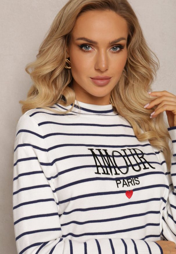 Renee - Biały Sweter Golf w Paski z Ozdobnym Haftem Olylla. Typ kołnierza: golf. Kolor: biały. Materiał: tkanina, dzianina. Długość rękawa: długi rękaw. Długość: długie. Wzór: haft, paski