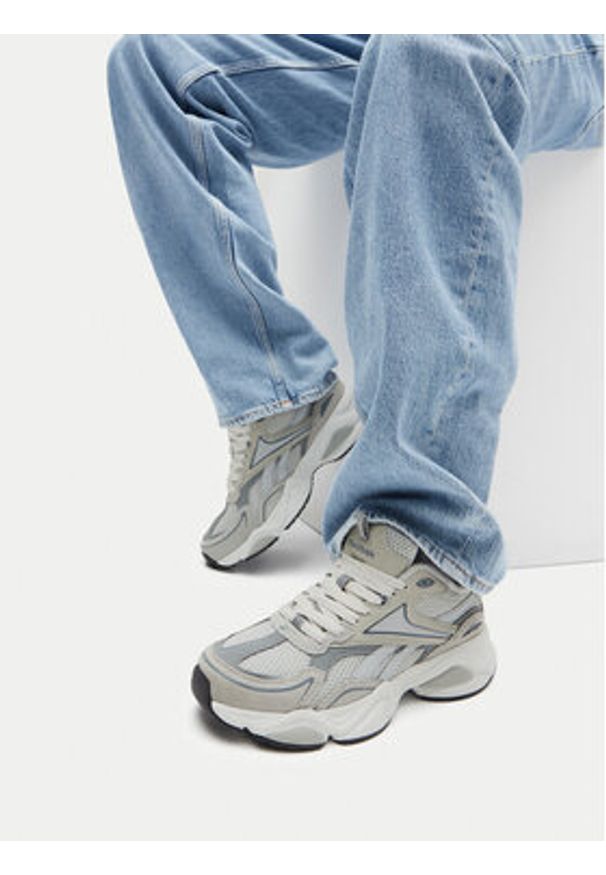Reebok Sneakersy CHARGE AR30246MSSZ Szary. Kolor: szary. Materiał: zamsz, skóra