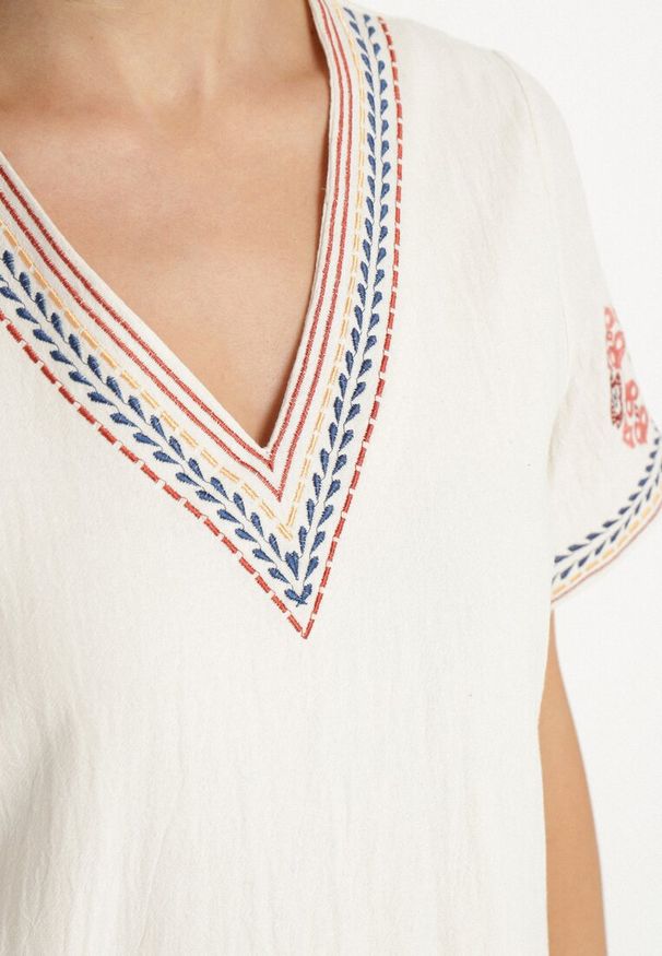 Born2be - Czerwona Sukienka Bawełniana o Pudełkowym Fasonie Ozdobiona Haftami Tirkio. Okazja: na co dzień. Typ kołnierza: dekolt w kształcie V. Kolor: czerwony. Materiał: bawełna. Wzór: haft, aplikacja. Styl: casual, elegancki