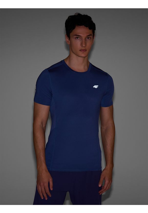 4f - 4F Koszulka do biegania slim szybkoschnąca męska - granatowa M. Kolor: niebieski. Materiał: dzianina, materiał, syntetyk, włókno, elastan. Długość rękawa: krótki rękaw. Długość: krótkie. Wzór: jednolity, gładki, ze splotem. Sport: bieganie, fitness