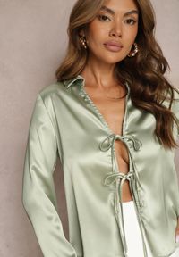 Renee - Zielona Bluzka Koszula z Satyny w Stylu Retro Wykończona Ozdobnym Wiązaniem Branea. Okazja: na co dzień, na spotkanie biznesowe. Kolor: zielony. Materiał: satyna. Długość rękawa: długi rękaw. Długość: długie. Styl: retro #4