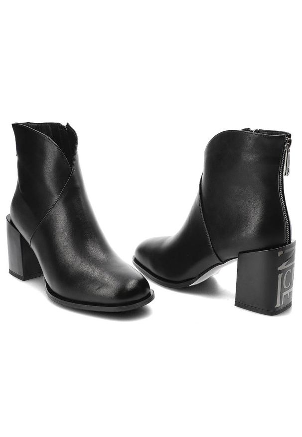 Botki damskie Filippo, cholewka ze skóre ekologicznejsolidny obcas i przyjemnie ocieplane, czarne, DBT4108‑22‑BK. Okazja: na spacer. Wysokość cholewki: za kostkę. Kolor: czarny. Materiał: syntetyk, skóra ekologiczna, futro. Szerokość cholewki: normalna. Obcas: na obcasie. Styl: elegancki, klasyczny. Wysokość obcasa: średni