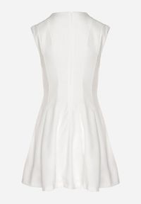 Born2be - Biała Rozkloszowana Sukienka o Taliowanym Kroju Ellaira. Okazja: na co dzień. Kolor: biały. Wzór: kolorowy. Styl: casual, elegancki #2