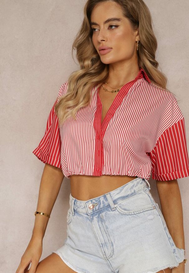 Renee - Czerwona Bluzka Krótka w Stylu Retro na Guziki Ozdobiona Paskami Fito. Kolor: czerwony. Długość rękawa: krótki rękaw. Długość: krótkie. Wzór: aplikacja. Styl: retro