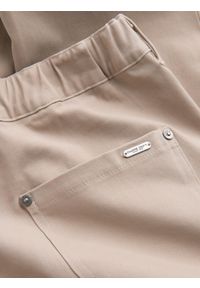 Ombre Clothing - Męskie spodnie cargo STRAIGHT LEG z paskami na kieszeniach – piaskowe V2. Materiał: bawełna, elastan, materiał. Wzór: paski. Styl: klasyczny, elegancki #6