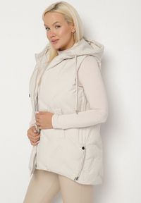 Born2be - Biała Przejściowa Kamizelka z Pikowanymi Przeszyciami i Kapturem Fesolira. Okazja: na co dzień. Kolekcja: plus size. Kolor: biały. Materiał: jeans. Styl: sportowy, casual