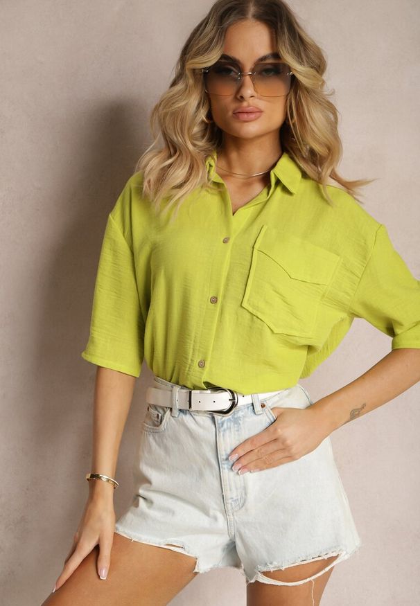 Renee - Jasnozielona Krótka Koszula z Dłuższym Tyłem Efilin. Typ kołnierza: dekolt w serek. Kolor: zielony. Materiał: jeans. Długość: krótkie. Styl: elegancki