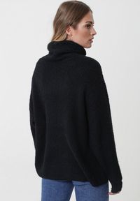 Born2be - Czarny Golf Oversize Out Of This World. Okazja: na co dzień, na spacer. Typ kołnierza: golf. Kolor: czarny. Materiał: skóra, wiskoza, jeans. Styl: klasyczny, casual #2