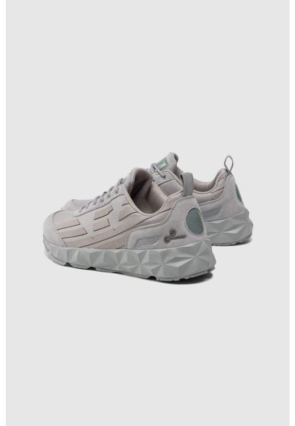 EA7 Emporio Armani - EA7 Szare sneakersy męskie z dużym logo. Kolor: szary. Materiał: materiał, zamsz. Szerokość cholewki: normalna. Wzór: aplikacja
