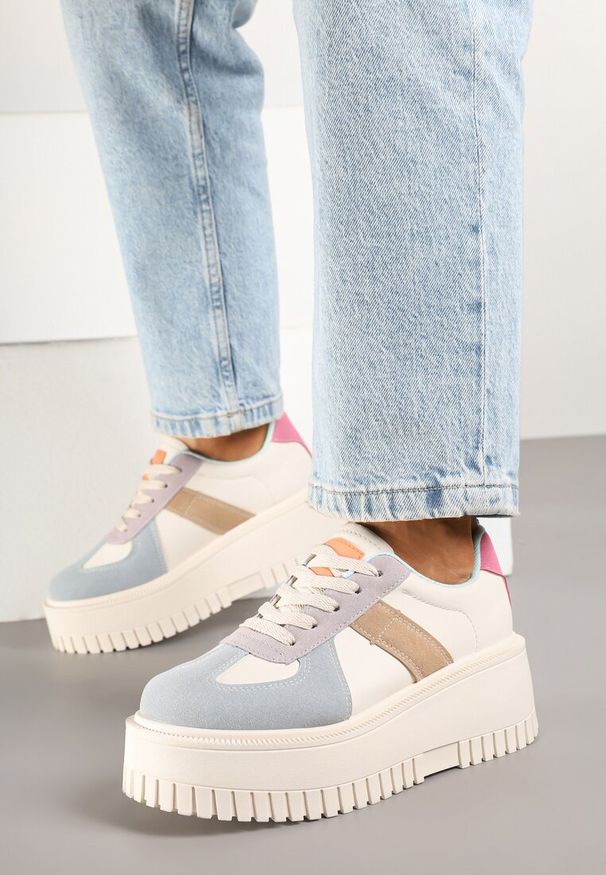 Renee - Beżowo-Niebieskie Sneakersy Typu Tenisówki na Żłobionej Platformie Lorreia. Kolor: beżowy. Materiał: jeans. Obcas: na platformie